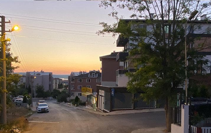 Çanakkale Kız Apart sokağından gün batımı manzarası