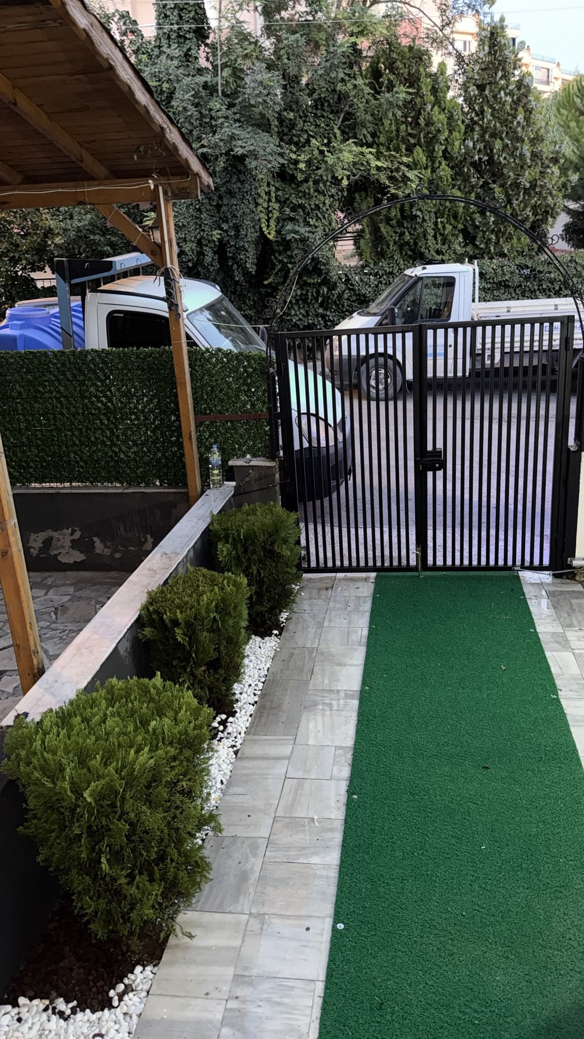 Çanakkale Kız Apart giriş kapısı, bina içinden görünüm