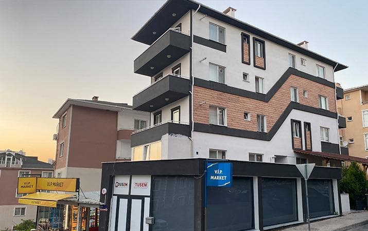 Çanakkale Kız Apart bina dış cephesi, gün batımında