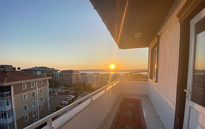 Çanakkale Kız Apart balkon kapısından deniz manzarası