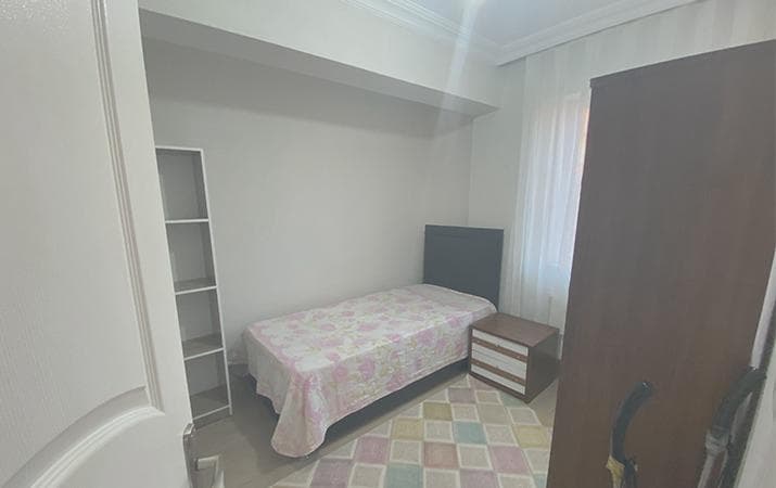 Çanakkale Kız Apart oda detayı — komodin ve raf