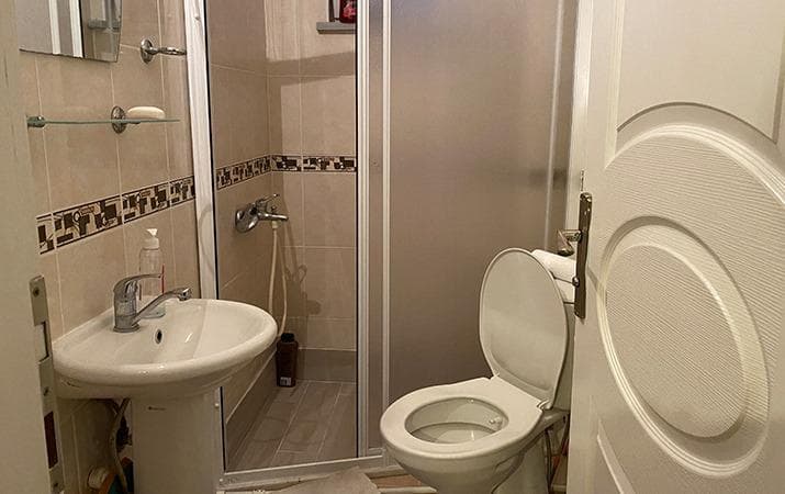 Çanakkale Kız Apart ortak banyo, duşakabin ve lavabo