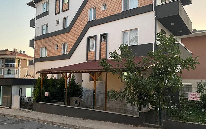 Çanakkale Kız Apart bahçe ve yan cephe görünümü